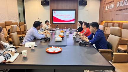 一群人在餐厅用餐描述已自动生成